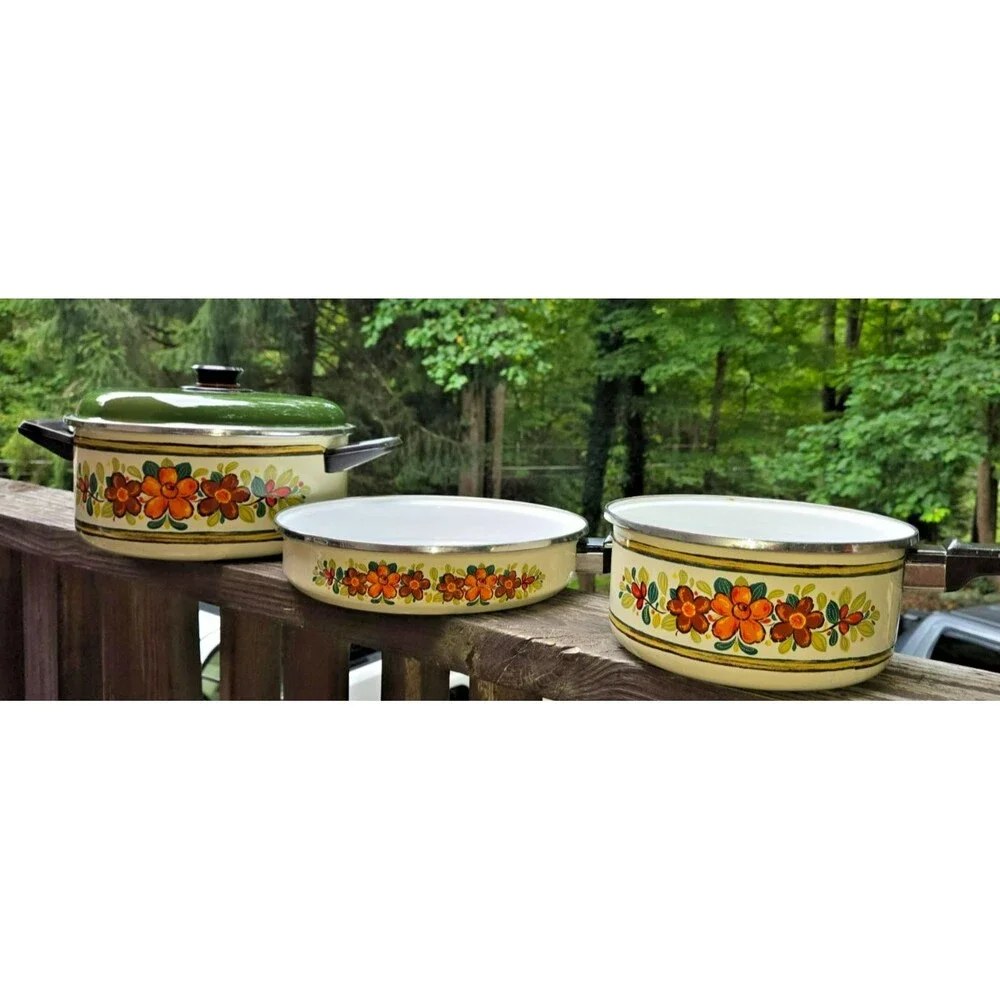 Vintage 1970s Enamelware Cookware Set – Avocado Green Floral (3 Pieces + 1 Lid)